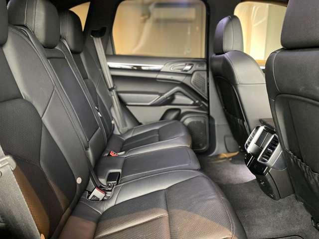 カイエン ３．６　ティプトロニックＳ　４ＷＤ　社外ダウンサス　グロスブラック２２ＡＷ　ルーフレール　サンルーフ　オートマチックテールゲート　純正ナビ　Ｂｌｕｅｔｏｏｔｈ　ＥＴＣ　ブラックレザーシート　法人ワンオーナー（34枚目）