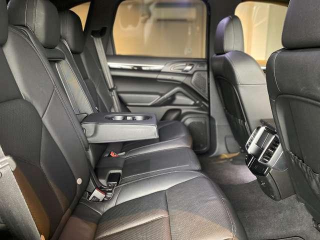 カイエン ３．６　ティプトロニックＳ　４ＷＤ　社外ダウンサス　グロスブラック２２ＡＷ　ルーフレール　サンルーフ　オートマチックテールゲート　純正ナビ　Ｂｌｕｅｔｏｏｔｈ　ＥＴＣ　ブラックレザーシート　法人ワンオーナー（35枚目）