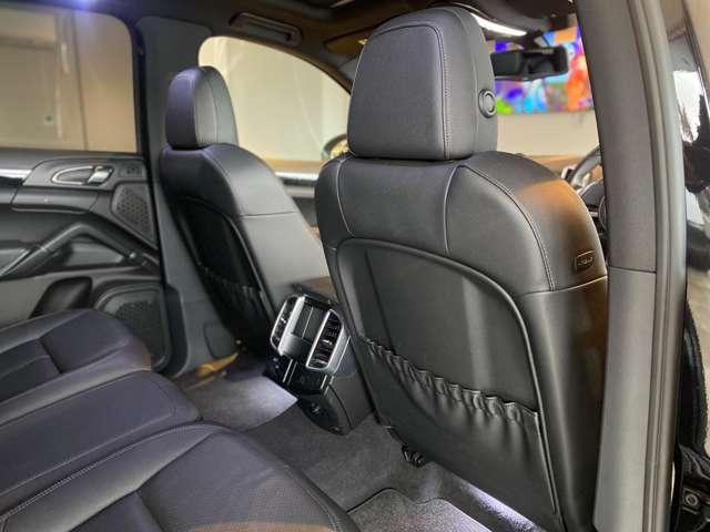 カイエン ３．６　ティプトロニックＳ　４ＷＤ　社外ダウンサス　グロスブラック２２ＡＷ　ルーフレール　サンルーフ　オートマチックテールゲート　純正ナビ　Ｂｌｕｅｔｏｏｔｈ　ＥＴＣ　ブラックレザーシート　法人ワンオーナー（36枚目）