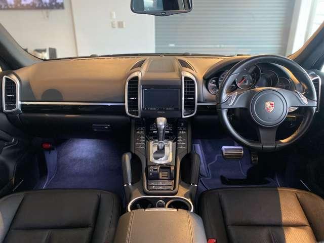 カイエン ３．６　ティプトロニックＳ　４ＷＤ　社外ダウンサス　グロスブラック２２ＡＷ　ルーフレール　サンルーフ　オートマチックテールゲート　純正ナビ　Ｂｌｕｅｔｏｏｔｈ　ＥＴＣ　ブラックレザーシート　法人ワンオーナー（37枚目）