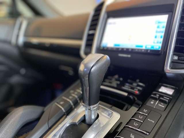 カイエン ３．６　ティプトロニックＳ　４ＷＤ　社外ダウンサス　グロスブラック２２ＡＷ　ルーフレール　サンルーフ　オートマチックテールゲート　純正ナビ　Ｂｌｕｅｔｏｏｔｈ　ＥＴＣ　ブラックレザーシート　法人ワンオーナー（42枚目）