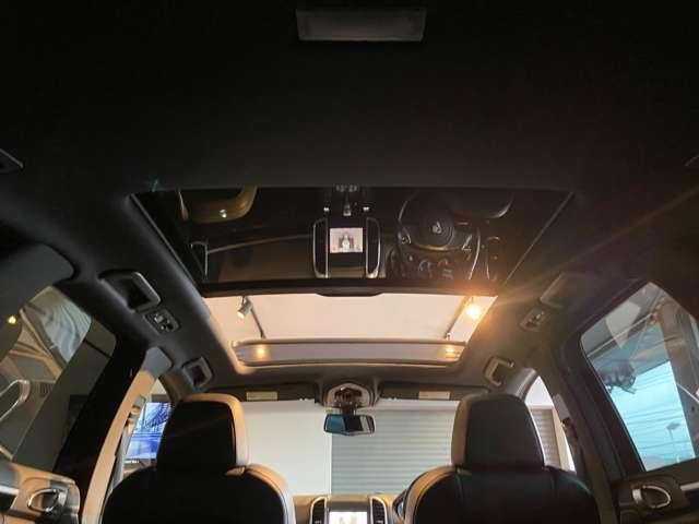 カイエン ３．６　ティプトロニックＳ　４ＷＤ　社外ダウンサス　グロスブラック２２ＡＷ　ルーフレール　サンルーフ　オートマチックテールゲート　純正ナビ　Ｂｌｕｅｔｏｏｔｈ　ＥＴＣ　ブラックレザーシート　法人ワンオーナー（55枚目）