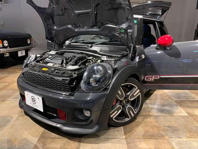 ＭＩＮＩ ジョンクーパーワークスＧＰ　６ＭＴ世界限定２０００台　日本限定２００台　専用ＡＷ　カロッツェリアナビ（ＡＶＩＣ－ＭＲＺ００９）　バックカメラ　ＥＴＣ　取説　記録簿　スペアキー（5枚目）