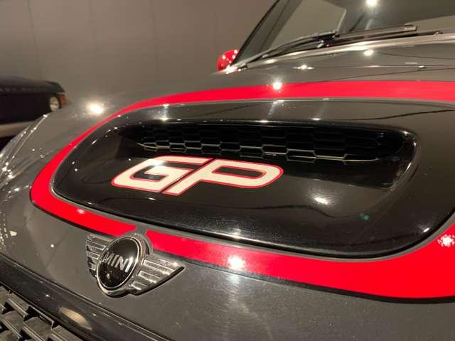 ＭＩＮＩ ジョンクーパーワークスＧＰ　６ＭＴ世界限定２０００台　日本限定２００台　専用ＡＷ　カロッツェリアナビ（ＡＶＩＣ－ＭＲＺ００９）　バックカメラ　ＥＴＣ　取説　記録簿　スペアキー（11枚目）