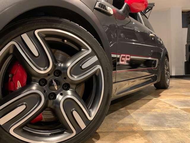 ＭＩＮＩ ジョンクーパーワークスＧＰ　６ＭＴ世界限定２０００台　日本限定２００台　専用ＡＷ　カロッツェリアナビ（ＡＶＩＣ－ＭＲＺ００９）　バックカメラ　ＥＴＣ　取説　記録簿　スペアキー（12枚目）