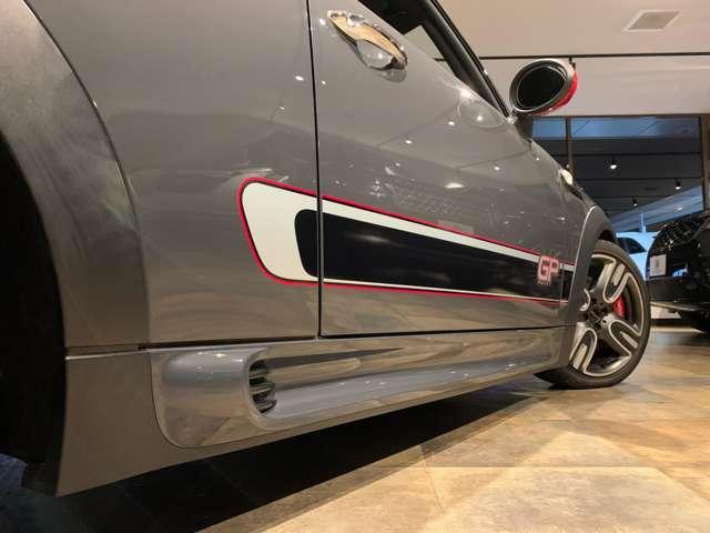 ＭＩＮＩ ジョンクーパーワークスＧＰ　６ＭＴ世界限定２０００台　日本限定２００台　専用ＡＷ　カロッツェリアナビ（ＡＶＩＣ－ＭＲＺ００９）　バックカメラ　ＥＴＣ　取説　記録簿　スペアキー（14枚目）