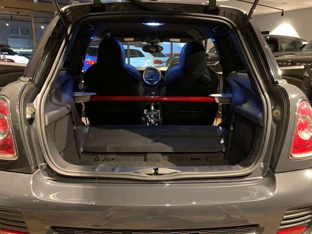 ＭＩＮＩ ジョンクーパーワークスＧＰ　６ＭＴ世界限定２０００台　日本限定２００台　専用ＡＷ　カロッツェリアナビ（ＡＶＩＣ－ＭＲＺ００９）　バックカメラ　ＥＴＣ　取説　記録簿　スペアキー（18枚目）