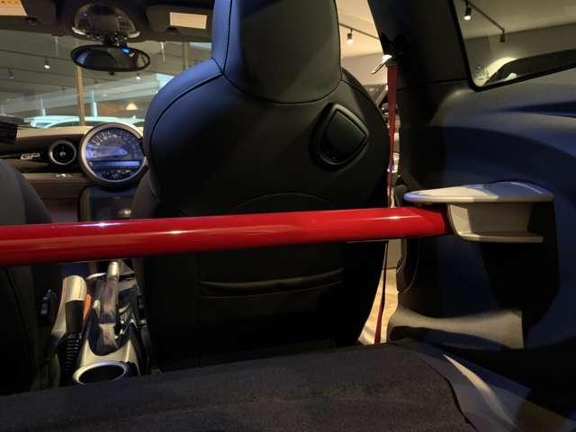 ＭＩＮＩ ジョンクーパーワークスＧＰ　６ＭＴ世界限定２０００台　日本限定２００台　専用ＡＷ　カロッツェリアナビ（ＡＶＩＣ－ＭＲＺ００９）　バックカメラ　ＥＴＣ　取説　記録簿　スペアキー（20枚目）