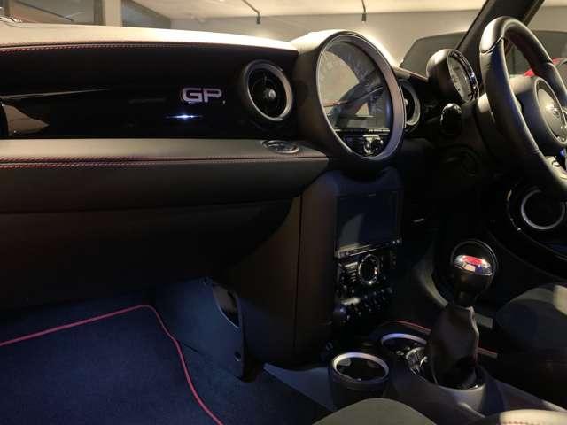 ＭＩＮＩ ジョンクーパーワークスＧＰ　６ＭＴ世界限定２０００台　日本限定２００台　専用ＡＷ　カロッツェリアナビ（ＡＶＩＣ－ＭＲＺ００９）　バックカメラ　ＥＴＣ　取説　記録簿　スペアキー（29枚目）