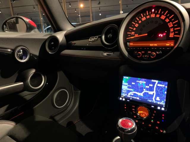 ＭＩＮＩ ジョンクーパーワークスＧＰ　６ＭＴ世界限定２０００台　日本限定２００台　専用ＡＷ　カロッツェリアナビ（ＡＶＩＣ－ＭＲＺ００９）　バックカメラ　ＥＴＣ　取説　記録簿　スペアキー（32枚目）