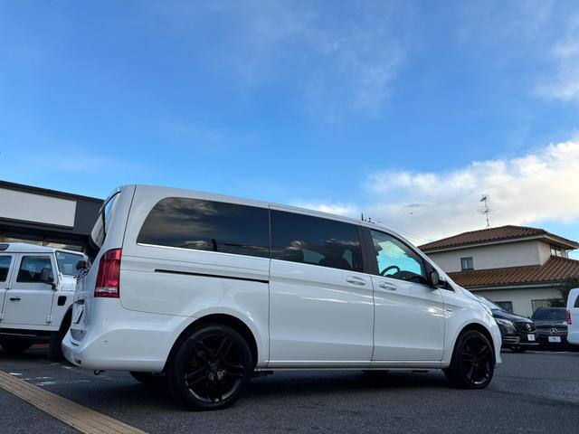 Vクラス V220d アバンギャルド ロング ディーゼルターボ 純正18インチ5ツインスポークAW(グロスブラック塗装) パナメリカーナstyleフロントグリル(グロスブラック仕上げ) 黒革 360度カメラ 純正ナビTV ETC スペアキー(4枚目)