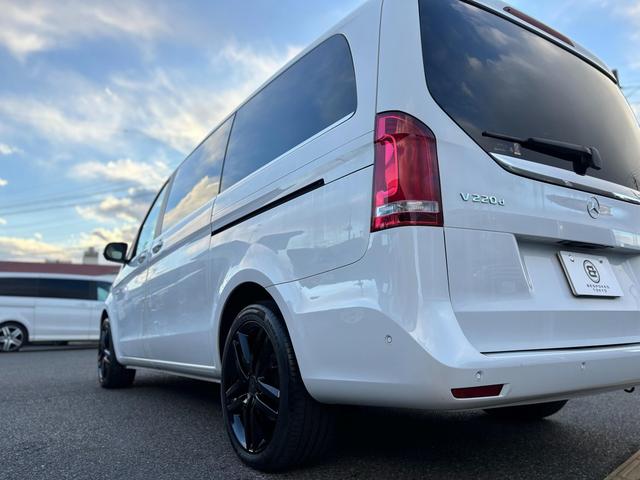 Vクラス V220d アバンギャルド ロング ディーゼルターボ 純正18インチ5ツインスポークAW(グロスブラック塗装) パナメリカーナstyleフロントグリル(グロスブラック仕上げ) 黒革 360度カメラ 純正ナビTV ETC スペアキー(7枚目)