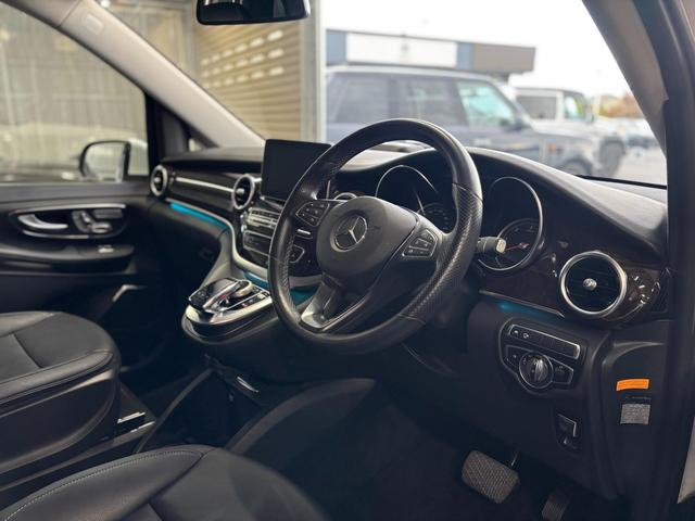 Vクラス V220d アバンギャルド ロング ディーゼルターボ 純正18インチ5ツインスポークAW(グロスブラック塗装) パナメリカーナstyleフロントグリル(グロスブラック仕上げ) 黒革 360度カメラ 純正ナビTV ETC スペアキー(11枚目)