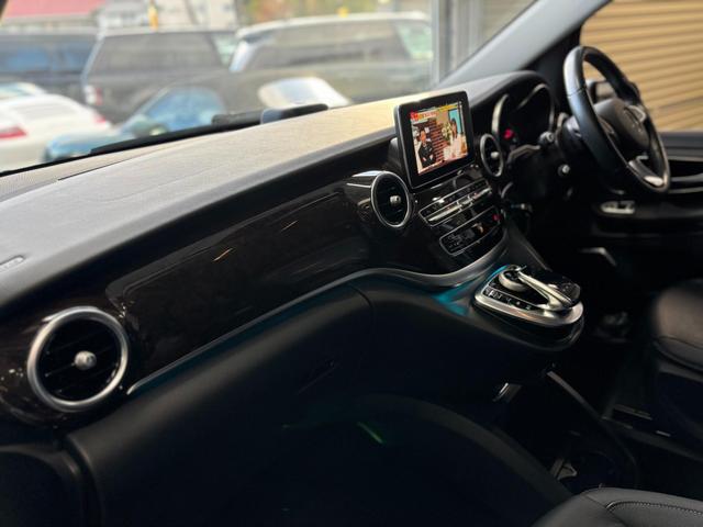 Vクラス V220d アバンギャルド ロング ディーゼルターボ 純正18インチ5ツインスポークAW(グロスブラック塗装) パナメリカーナstyleフロントグリル(グロスブラック仕上げ) 黒革 360度カメラ 純正ナビTV ETC スペアキー(12枚目)