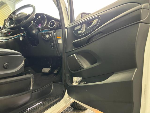 Vクラス V220d アバンギャルド ロング ディーゼルターボ 純正18インチ5ツインスポークAW(グロスブラック塗装) パナメリカーナstyleフロントグリル(グロスブラック仕上げ) 黒革 360度カメラ 純正ナビTV ETC スペアキー(13枚目)