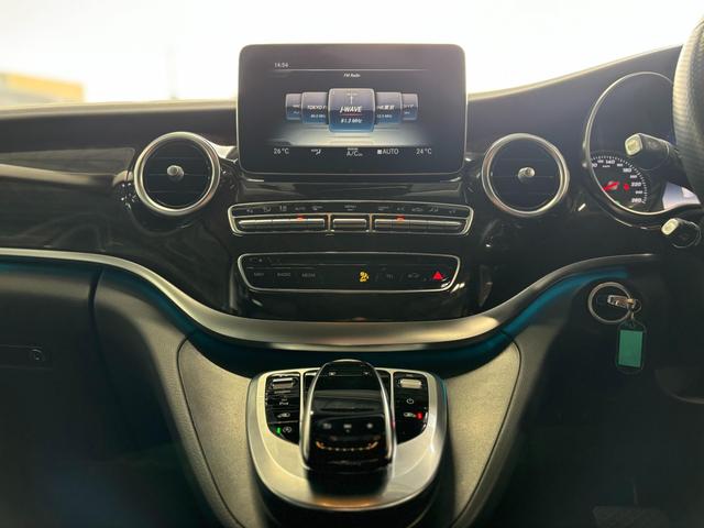 Vクラス V220d アバンギャルド ロング ディーゼルターボ 純正18インチ5ツインスポークAW(グロスブラック塗装) パナメリカーナstyleフロントグリル(グロスブラック仕上げ) 黒革 360度カメラ 純正ナビTV ETC スペアキー(22枚目)