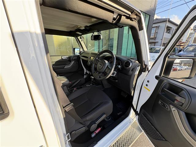 ジープ・ラングラーアンリミテッド スポーツ　４ＷＤ　純正サイドステップ　ＭＤチェンジャー　サンルーフ　ドライブレコーダー　ＥＴＣ　シガーソケット　純正タイヤ１７インチ　取り扱い説明書　保証書　Ｗエアバッグ（3枚目）