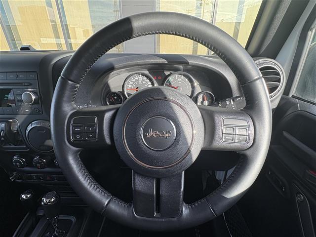 ジープ・ラングラーアンリミテッド スポーツ　４ＷＤ　純正サイドステップ　ＭＤチェンジャー　サンルーフ　ドライブレコーダー　ＥＴＣ　シガーソケット　純正タイヤ１７インチ　取り扱い説明書　保証書　Ｗエアバッグ（5枚目）