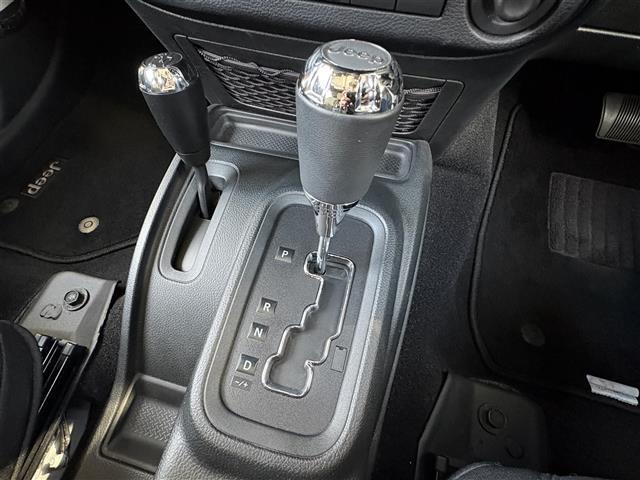 ジープ・ラングラーアンリミテッド スポーツ　４ＷＤ　純正サイドステップ　ＭＤチェンジャー　サンルーフ　ドライブレコーダー　ＥＴＣ　シガーソケット　純正タイヤ１７インチ　取り扱い説明書　保証書　Ｗエアバッグ（17枚目）