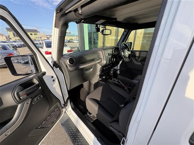 ジープ・ラングラーアンリミテッド スポーツ　４ＷＤ　純正サイドステップ　ＭＤチェンジャー　サンルーフ　ドライブレコーダー　ＥＴＣ　シガーソケット　純正タイヤ１７インチ　取り扱い説明書　保証書　Ｗエアバッグ（22枚目）