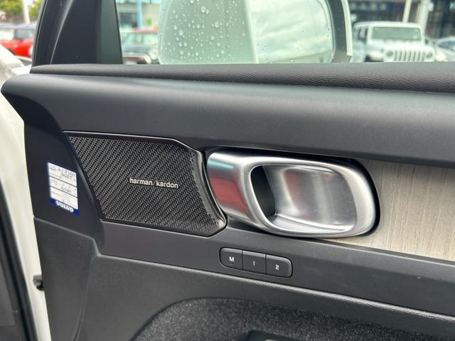 XC40 T4 AWD インスクリプション 赤革シート シートヒーター クリスタルシフト Harman/Kardon 純正ナビ フルセグ CarPlay 360カメラ クリアランスソナー 衝突軽減 ACC BILS 電動リアゲート LEDライト(5枚目)