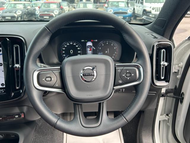 XC40 T4 AWD インスクリプション 赤革シート シートヒーター クリスタルシフト Harman/Kardon 純正ナビ フルセグ CarPlay 360カメラ クリアランスソナー 衝突軽減 ACC BILS 電動リアゲート LEDライト(11枚目)