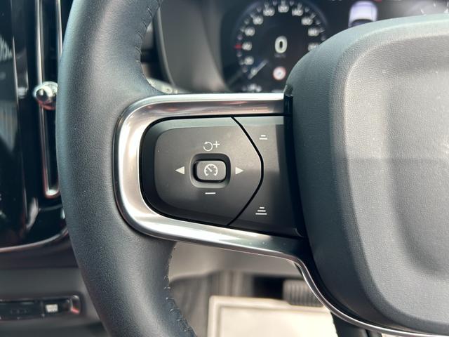 XC40 T4 AWD インスクリプション 赤革シート シートヒーター クリスタルシフト Harman/Kardon 純正ナビ フルセグ CarPlay 360カメラ クリアランスソナー 衝突軽減 ACC BILS 電動リアゲート LEDライト(12枚目)