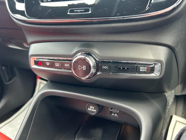 XC40 T4 AWD インスクリプション 赤革シート シートヒーター クリスタルシフト Harman/Kardon 純正ナビ フルセグ CarPlay 360カメラ クリアランスソナー 衝突軽減 ACC BILS 電動リアゲート LEDライト(24枚目)