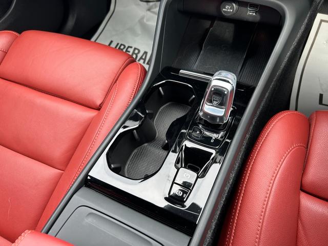 XC40 T4 AWD インスクリプション 赤革シート シートヒーター クリスタルシフト Harman/Kardon 純正ナビ フルセグ CarPlay 360カメラ クリアランスソナー 衝突軽減 ACC BILS 電動リアゲート LEDライト(26枚目)