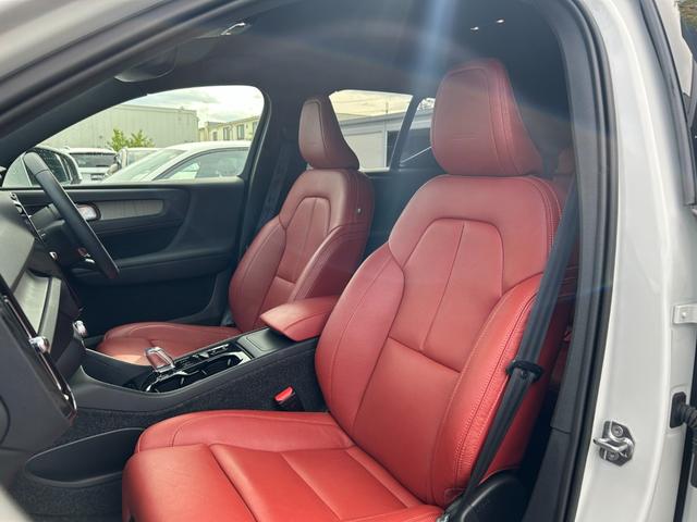 XC40 T4 AWD インスクリプション 赤革シート シートヒーター クリスタルシフト Harman/Kardon 純正ナビ フルセグ CarPlay 360カメラ クリアランスソナー 衝突軽減 ACC BILS 電動リアゲート LEDライト(38枚目)