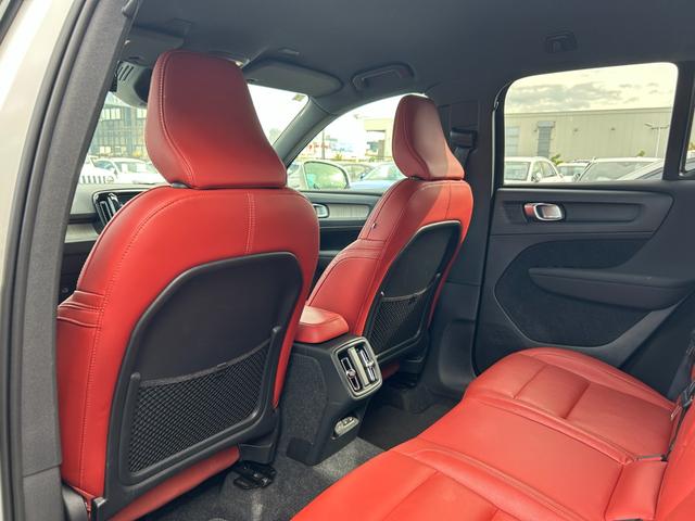 XC40 T4 AWD インスクリプション 赤革シート シートヒーター クリスタルシフト Harman/Kardon 純正ナビ フルセグ CarPlay 360カメラ クリアランスソナー 衝突軽減 ACC BILS 電動リアゲート LEDライト(39枚目)