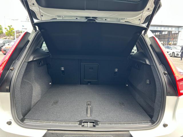 XC40 T4 AWD インスクリプション 赤革シート シートヒーター クリスタルシフト Harman/Kardon 純正ナビ フルセグ CarPlay 360カメラ クリアランスソナー 衝突軽減 ACC BILS 電動リアゲート LEDライト(45枚目)