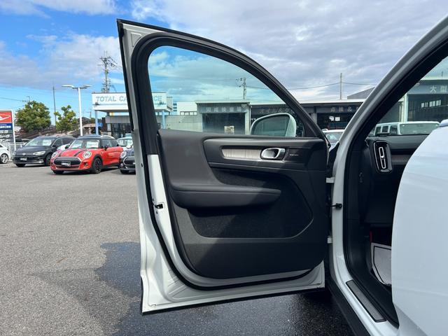 XC40 T4 AWD インスクリプション 赤革シート シートヒーター クリスタルシフト Harman/Kardon 純正ナビ フルセグ CarPlay 360カメラ クリアランスソナー 衝突軽減 ACC BILS 電動リアゲート LEDライト(47枚目)