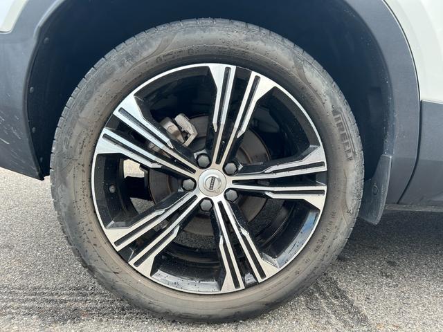 XC40 T4 AWD インスクリプション 赤革シート シートヒーター クリスタルシフト Harman/Kardon 純正ナビ フルセグ CarPlay 360カメラ クリアランスソナー 衝突軽減 ACC BILS 電動リアゲート LEDライト(59枚目)