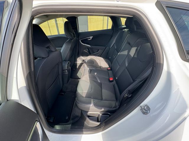 Ｖ４０ Ｄ４　モメンタム　黒革シート　シートヒーター　衝突軽減ブレーキ　アダプティブクルーズコントロール　ＢＩＬＳ　純正ナビ　バックカメラ　クリアランスソナー　ＬＥＤヘッドライト　Ｈａｒｍａｎ／Ｋａｒｄｏｎオーディオ（41枚目）