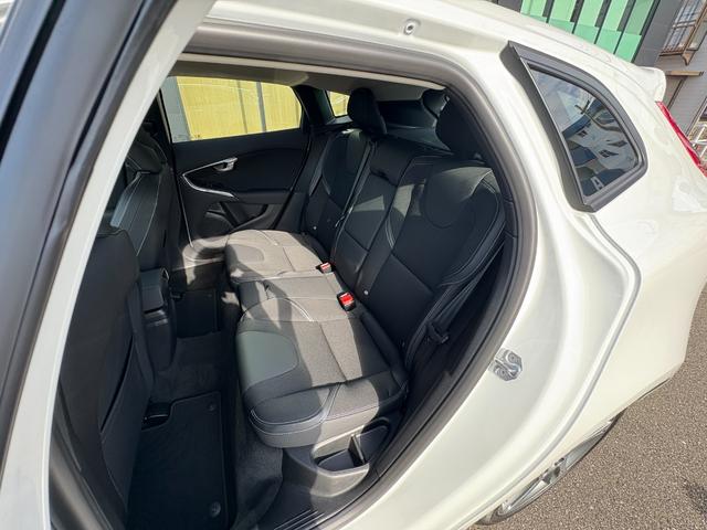 Ｖ４０ Ｄ４　モメンタム　黒革シート　シートヒーター　衝突軽減ブレーキ　アダプティブクルーズコントロール　ＢＩＬＳ　純正ナビ　バックカメラ　クリアランスソナー　ＬＥＤヘッドライト　Ｈａｒｍａｎ／Ｋａｒｄｏｎオーディオ（42枚目）
