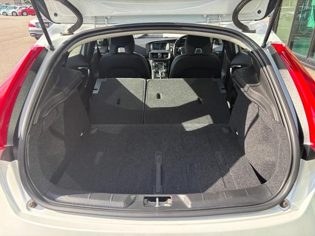 Ｖ４０ Ｄ４　モメンタム　黒革シート　シートヒーター　衝突軽減ブレーキ　アダプティブクルーズコントロール　ＢＩＬＳ　純正ナビ　バックカメラ　クリアランスソナー　ＬＥＤヘッドライト　Ｈａｒｍａｎ／Ｋａｒｄｏｎオーディオ（45枚目）
