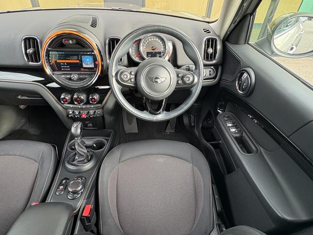 ＭＩＮＩ クーパーＤ　クロスオーバー　純正ＭＭＩナビ　フルセグＴＶ　ＣＤ／ＤＶＤ　Ｂｌｕｅｔｏｏｔｈ　キセノンヘッドライト　オートヘッドライト　アドバンストキー　ドライブレコーダー　ステアリングリモコン　ＥＴＣ　横滑り防止装置（5枚目）