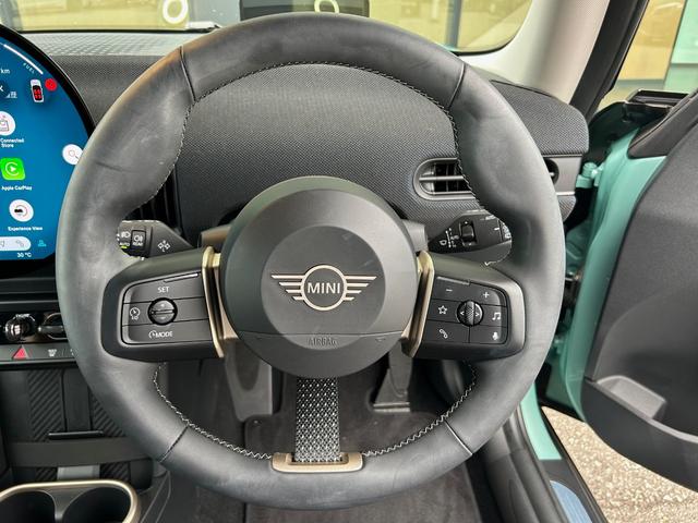 MINI クーパーC クラシック・トリム クラシックトリム シートヒーター ステアリングヒーター 衝突軽減ブレーキ アダプティブクルーズコントロール ブラインドスポット ナビ AppleCarPlay バックカメラ ヘッドアップディスプレイ(10枚目)