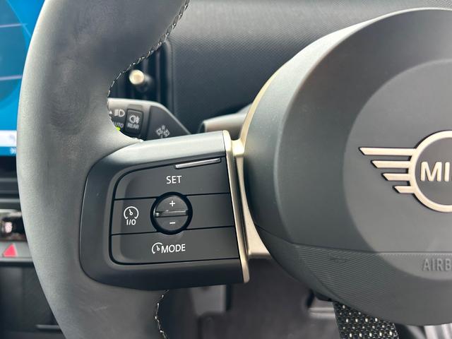 MINI クーパーC クラシック・トリム クラシックトリム シートヒーター ステアリングヒーター 衝突軽減ブレーキ アダプティブクルーズコントロール ブラインドスポット ナビ AppleCarPlay バックカメラ ヘッドアップディスプレイ(12枚目)