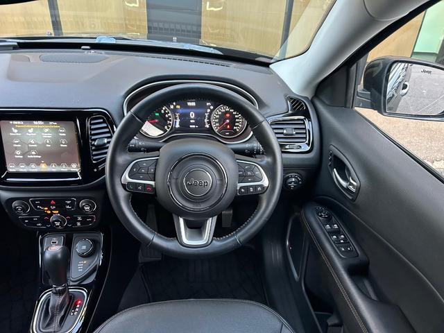 ジープ・コンパス 黒革シート シートヒーター 衝突軽減ブレーキ アダプティブクルーズコントロール ブラインドスポットモニター レーンキープアシスト 純ナビ フルセグTV AppleCarPlay バックカメラ ドラレコ(5枚目)