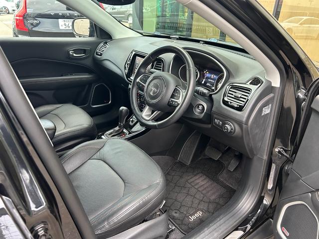 ジープ・コンパス 黒革シート シートヒーター 衝突軽減ブレーキ アダプティブクルーズコントロール ブラインドスポットモニター レーンキープアシスト 純ナビ フルセグTV AppleCarPlay バックカメラ ドラレコ(6枚目)