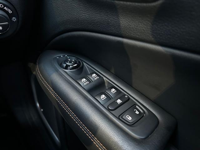 ジープ・コンパス 黒革シート シートヒーター 衝突軽減ブレーキ アダプティブクルーズコントロール ブラインドスポットモニター レーンキープアシスト 純ナビ フルセグTV AppleCarPlay バックカメラ ドラレコ(17枚目)