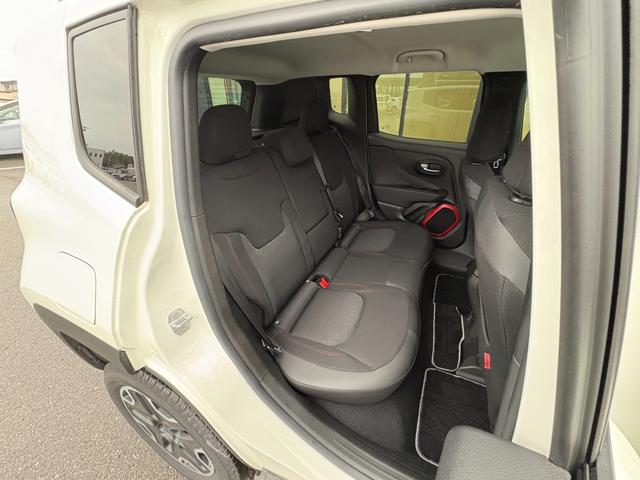 ジープ・レネゲード トレイルホーク　純正ディスプレイオーディオ　バックカメラ　クリアランスソナー　クルーズコントロール　ブラインドスポットモニター　レーンキープアシスト　オートライト　ドライブレコーダー　ディスチャージヘッドライト（33枚目）