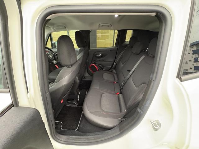 ジープ・レネゲード トレイルホーク　純正ディスプレイオーディオ　バックカメラ　クリアランスソナー　クルーズコントロール　ブラインドスポットモニター　レーンキープアシスト　オートライト　ドライブレコーダー　ディスチャージヘッドライト（40枚目）