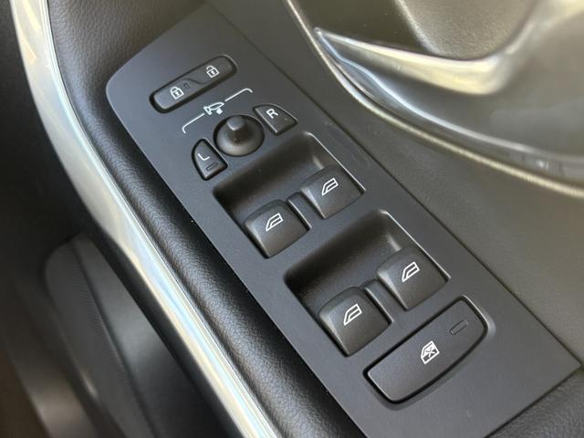 ご遠方の場合でも、下取り車両の金額を概算でお出しすることは可能でございます。車検証をお手元に、走行距離をご確認の上お問い合わせくださいませ。