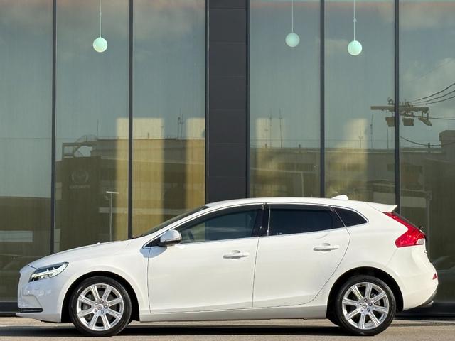 ＬＩＢＥＲＡＬＡは輸入車と本を愛される方々に少しだけ上質な時間が過ぎていくように、落ち着きのある空間をご用意しております。