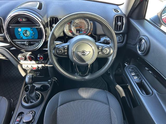 MINI クーパーD クロスオーバー オール4 衝突軽減ブレーキ アダプティブクルーズコントロール 純正ナビ バックカメラ クリアランスソナー オートマチックテールゲート フットトランクオープナー ETC 純正ルーフキャリアー シートヒーター(4枚目)