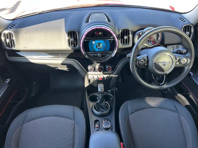 MINI クーパーD クロスオーバー オール4 衝突軽減ブレーキ アダプティブクルーズコントロール 純正ナビ バックカメラ クリアランスソナー オートマチックテールゲート フットトランクオープナー ETC 純正ルーフキャリアー シートヒーター(5枚目)