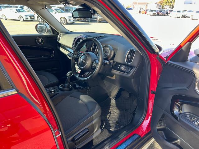 MINI クーパーD クロスオーバー オール4 衝突軽減ブレーキ アダプティブクルーズコントロール 純正ナビ バックカメラ クリアランスソナー オートマチックテールゲート フットトランクオープナー ETC 純正ルーフキャリアー シートヒーター(6枚目)